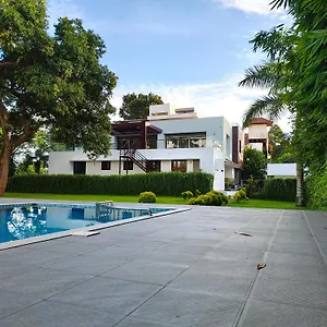Bed & Breakfast Nadhiyoram River Retreat